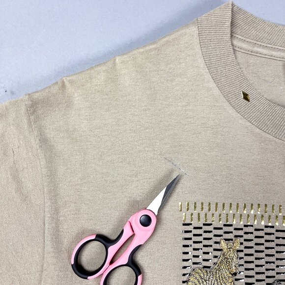 Vintage Graphic T-Shirt | 90's Khaki Beige Green T-Shirt with Jungle Animals - Picture 7 of 7